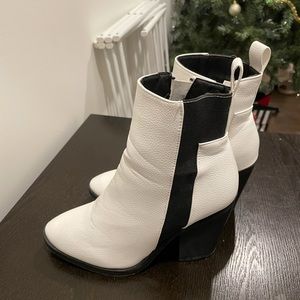 White boots size 7.5